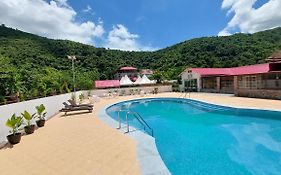 Shalom Farmhouse By The Hillside